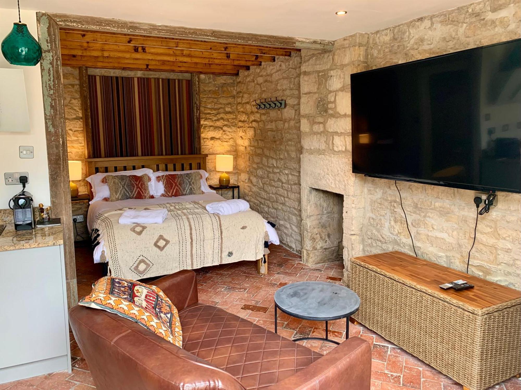 Апартаменты The Coach House And The Stable Woodchester Номер фото